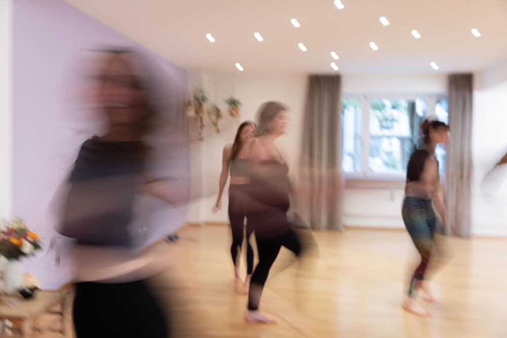 Bewegungsaufnahme von Yogakurs.