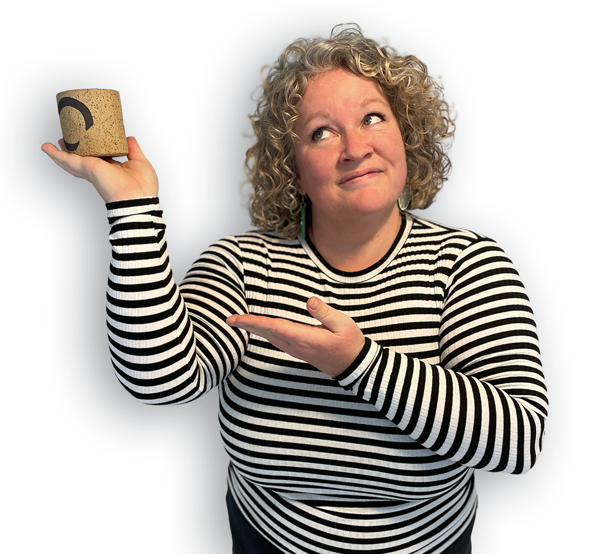 Anne Meinhardt de Alvarez präsentiert stolz einen selbstgetöpferten Becher – Atelier Tonga.