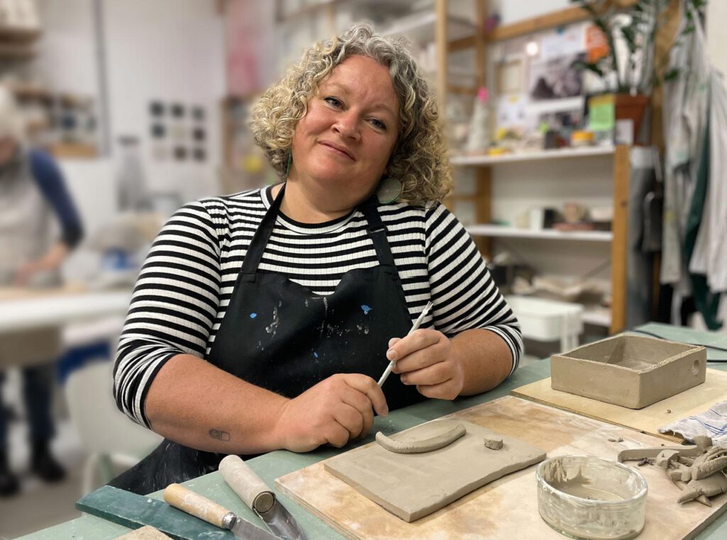 Anne Meinhardt de Alvarez beim Arbeiten an Keramik – Atelier Tonga München.