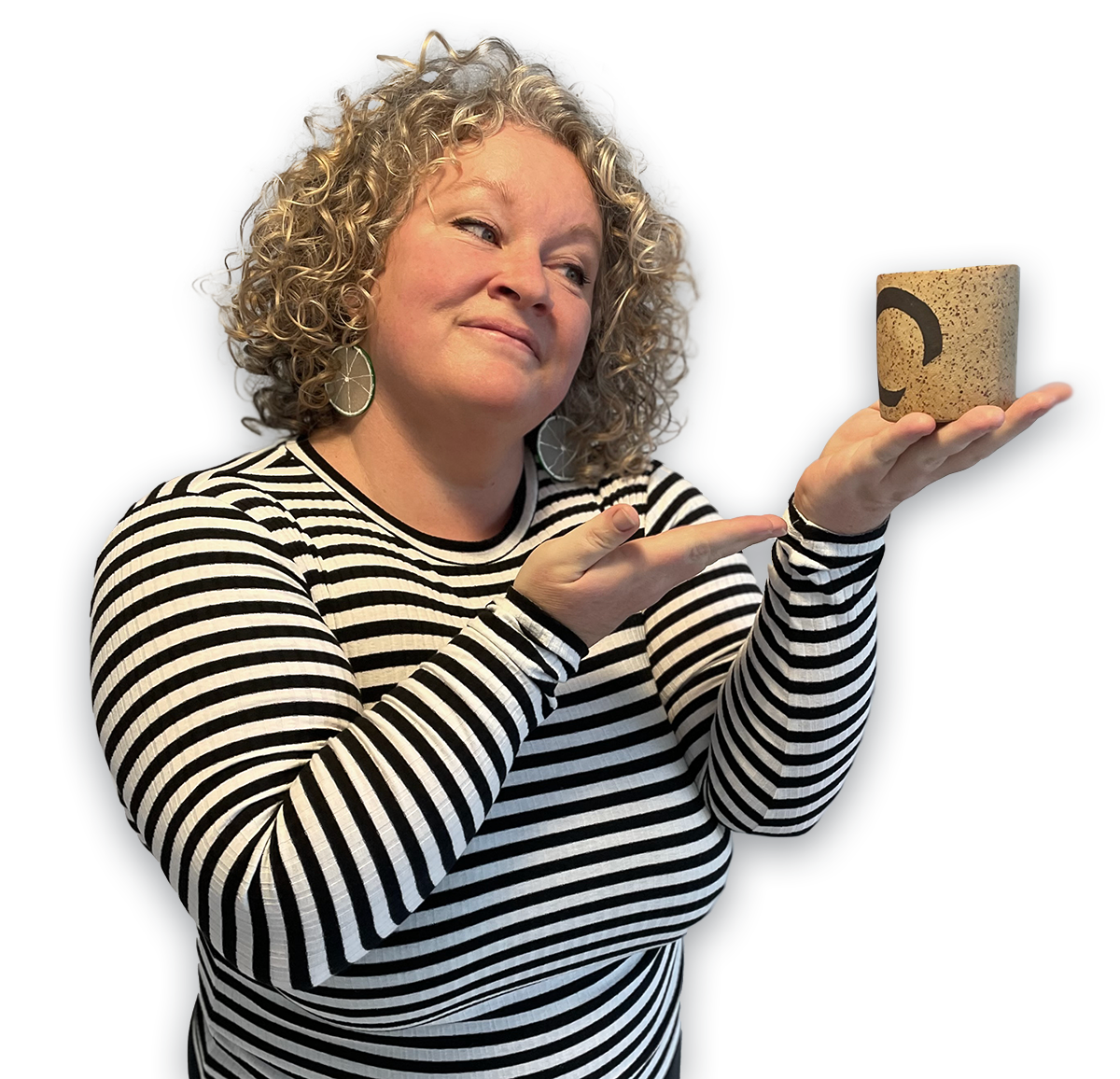 Anne Meinhardt de Alvarez präsentiert stolz einen selbstgetöpferten Becher – Atelier Tonga.