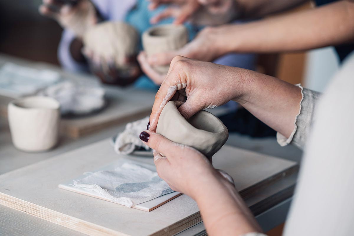 Teilnehmerinnen modellieren Tonfiguren im Keramikkurs – Atelier Tonga.