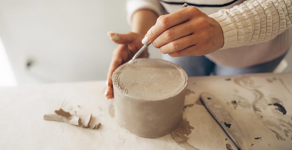 Keramikschale wird mit Modellierwerkzeug geformt – Atelier Tonga.