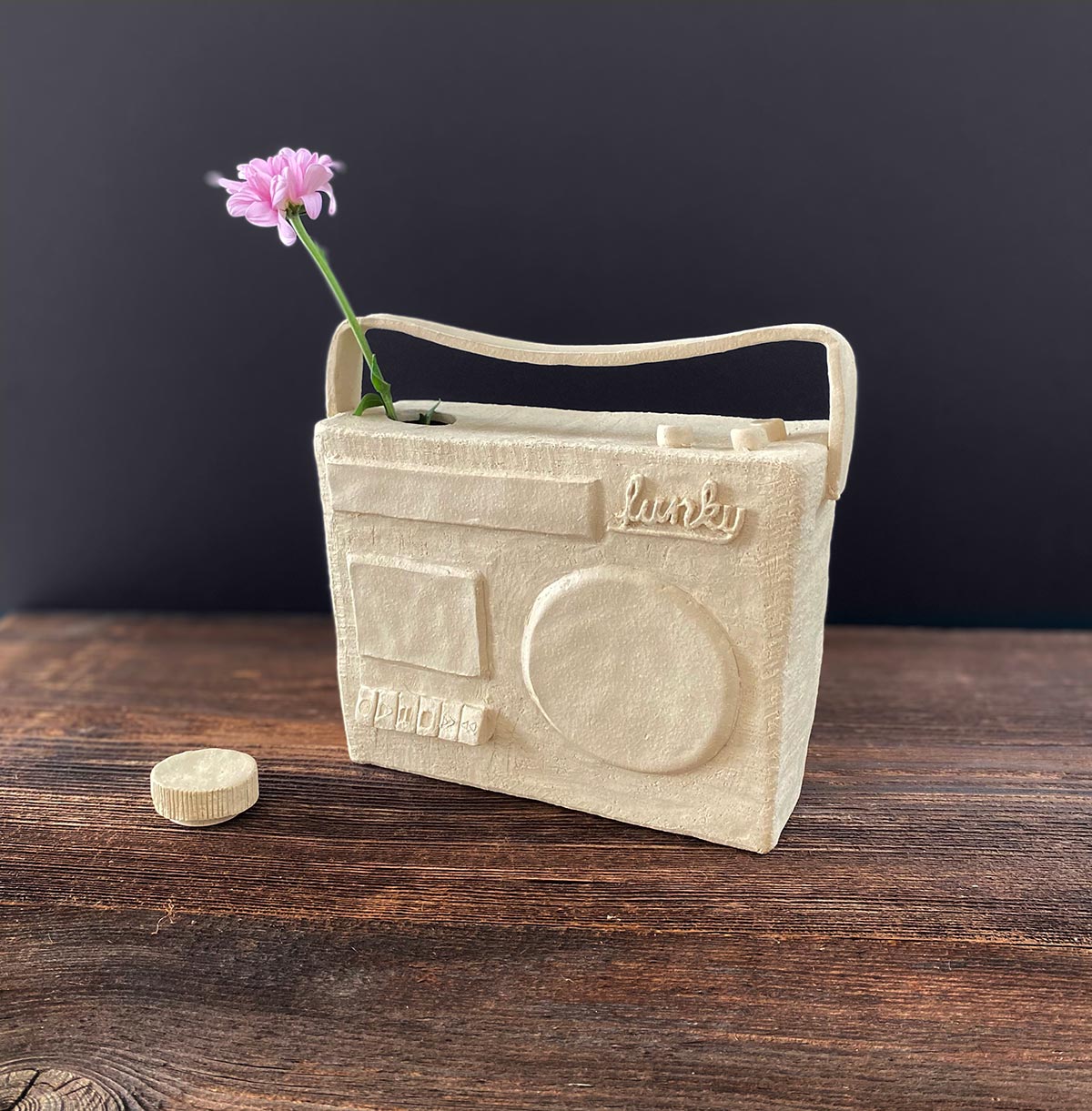 Keramikvase in Form eines Radios mit Blume – Atelier Tonga.