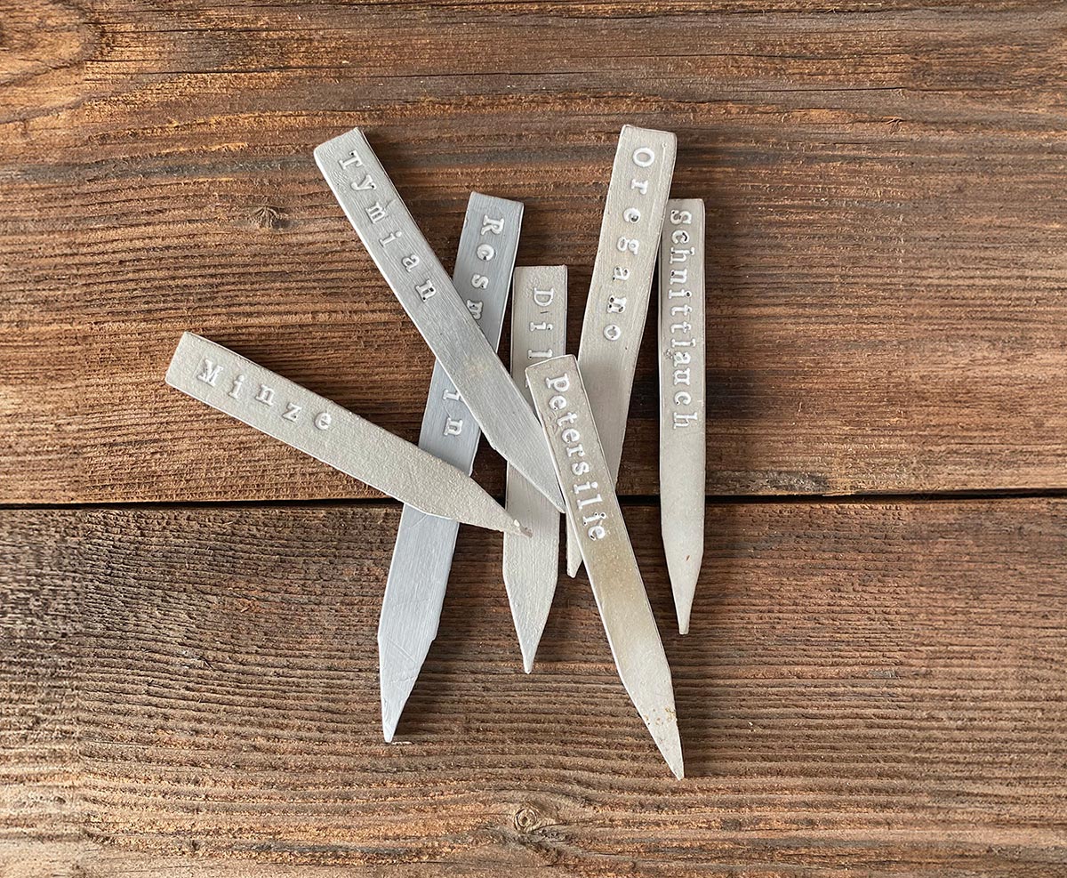 Pflanzenstecker aus Ton – Atelier Tonga.