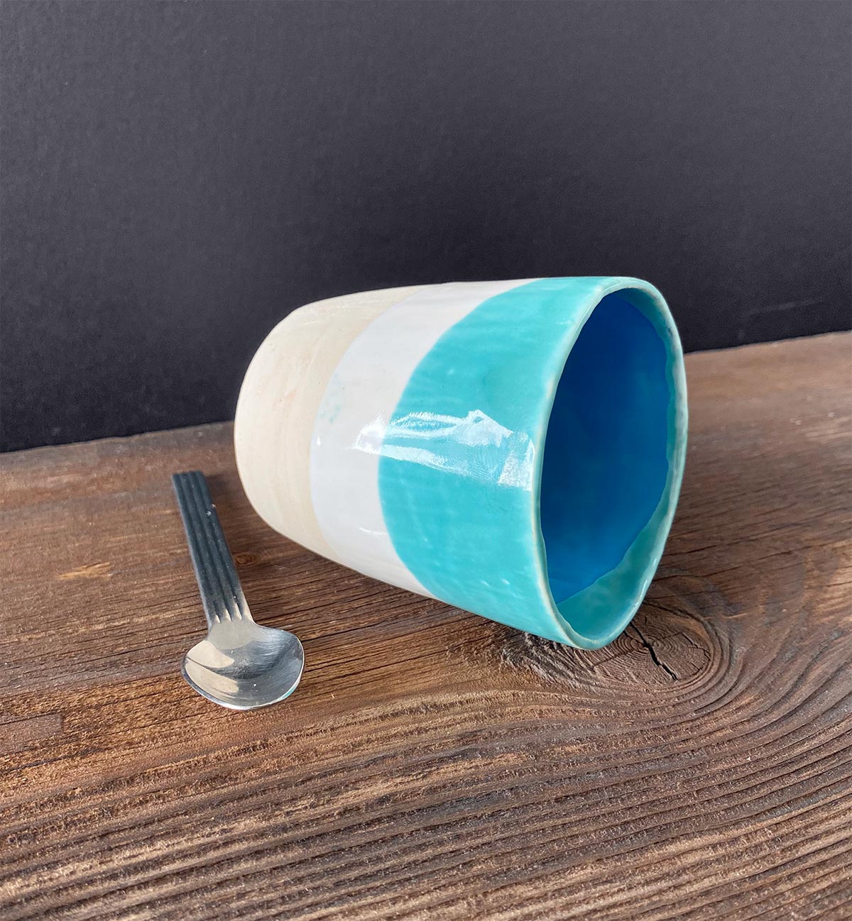 Keramikbecher in Weiß-Blau glasiert – Atelier Tonga.
