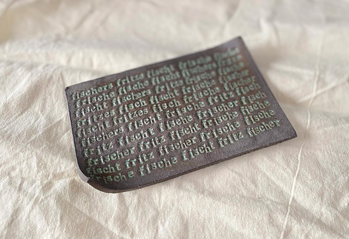 Keramikplatte mit Textgravur – Atelier Tonga.
