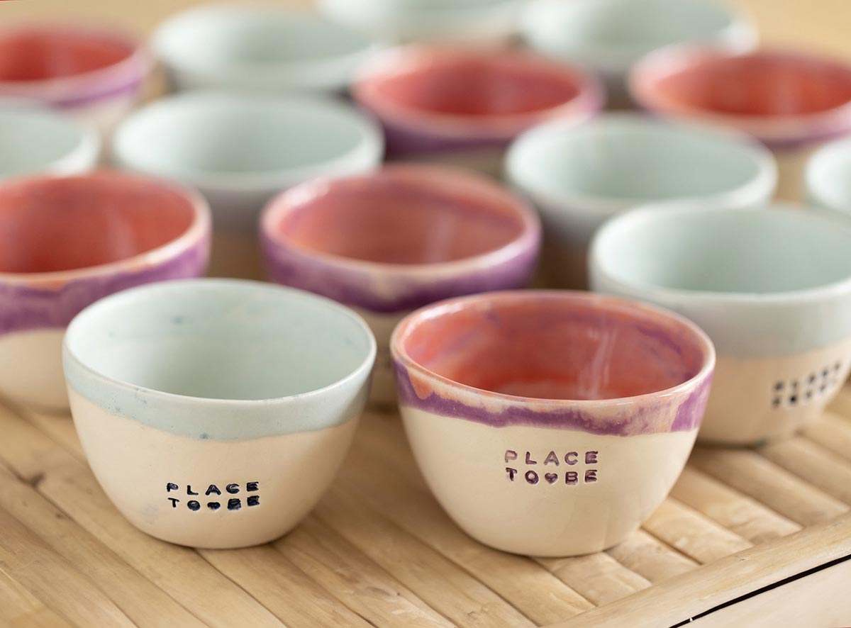Sammlung kleiner Keramikbecher blau-rosa glasiert – Atelier Tonga.
