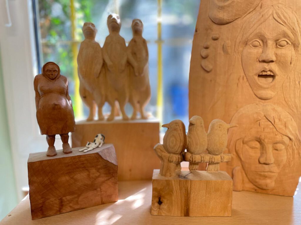Stilleben von Holzfiguren im Atelier Tonga München.