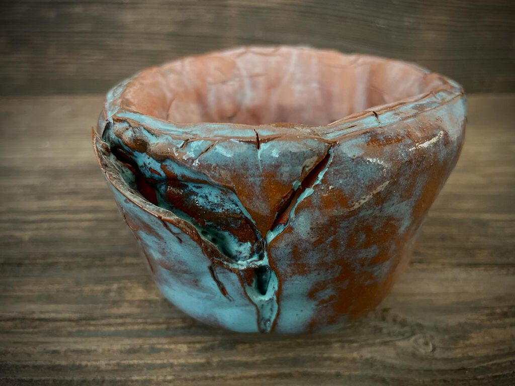 Experimentierobjekt aus Naturton mit blau-brauner Glasur – Atelier Tonga.