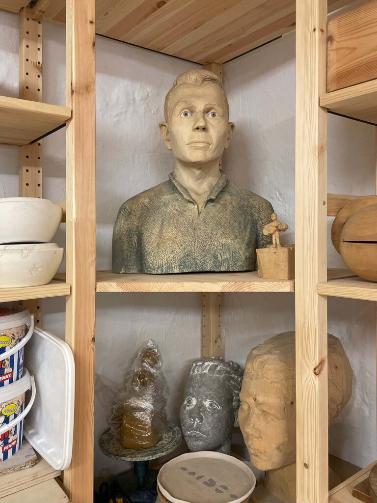 Silleben aus dem Atelier, Büste eines Mannes im Regal – Atelier Tonga München.