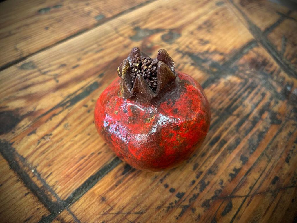 Keramikskulptur in Form eines roten Granatapfels – Atelier Tonga.
