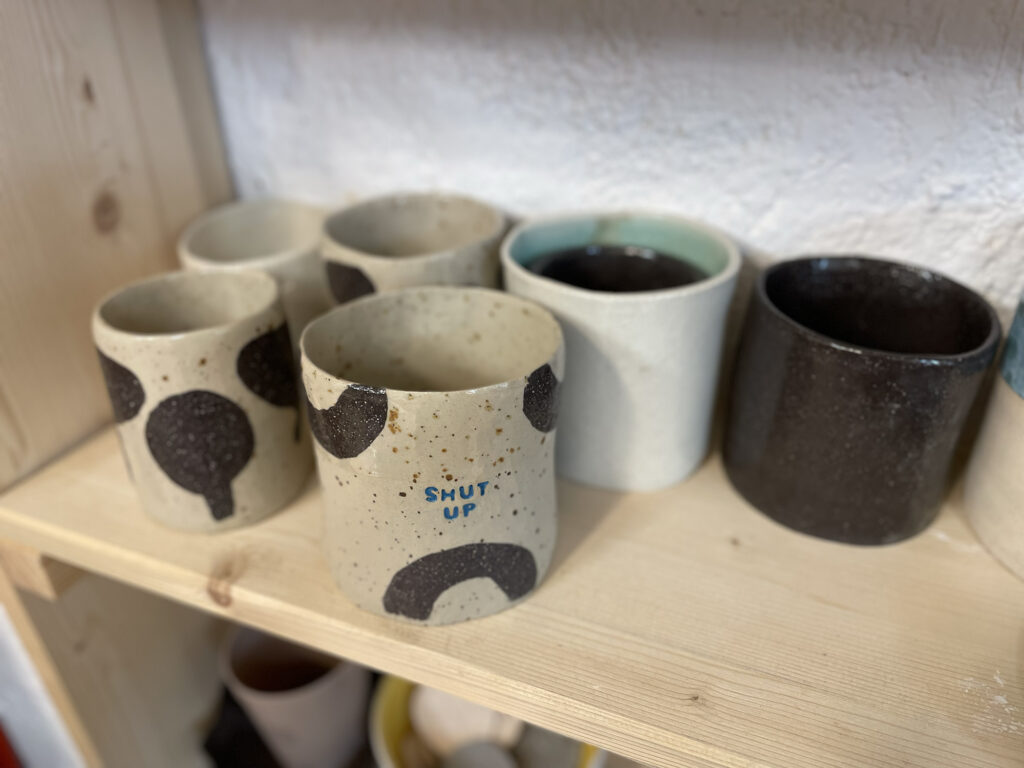 Kleine Sammlung handgefertigter Keramikbecher in Naturtönen – Atelier Tonga.