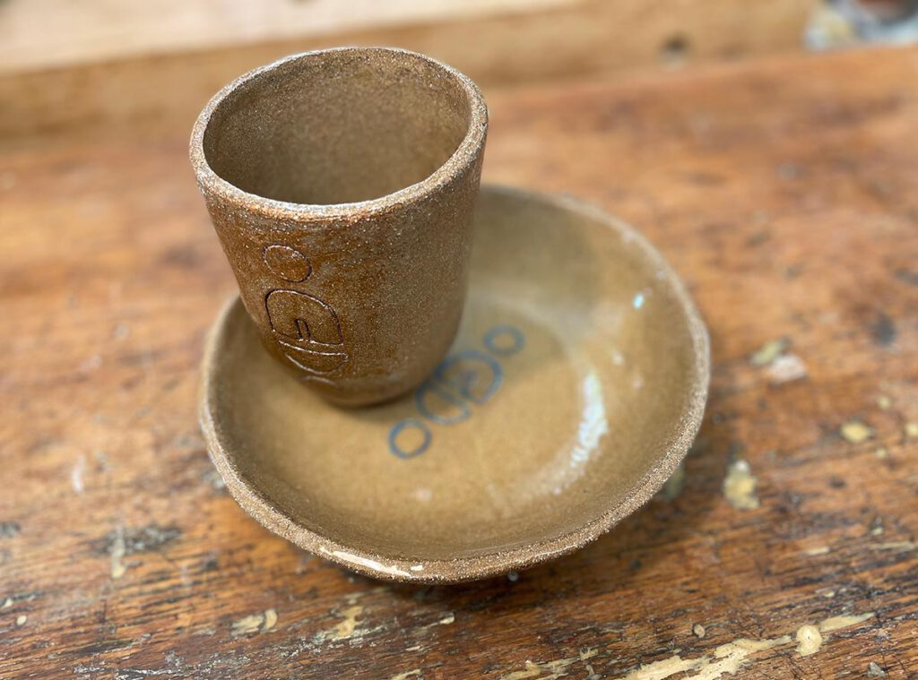 Kleine Keramiktasse mit Unterteller in Naturtönen – Atelier Tonga.