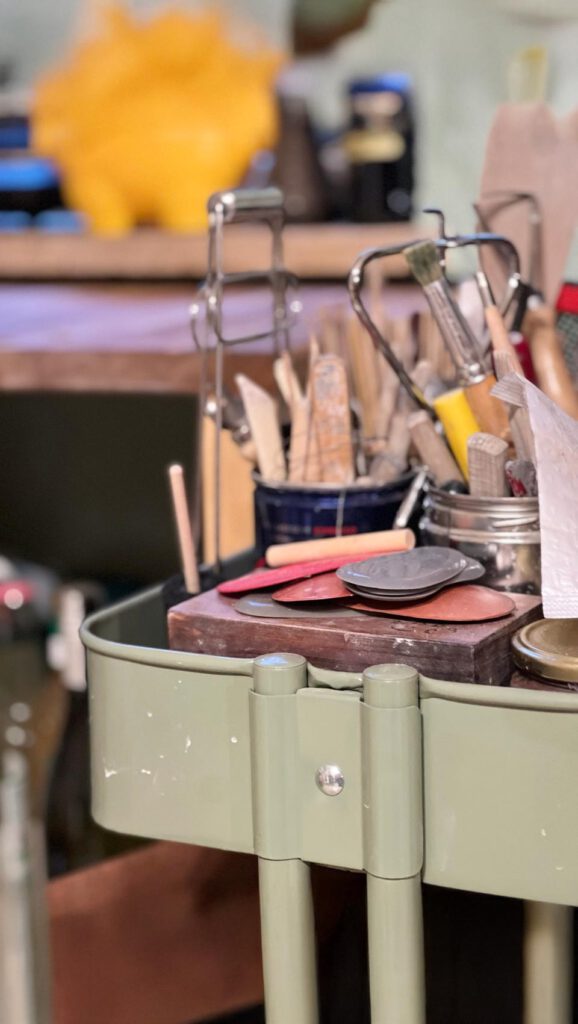 Keramikwerkzeuge und Modellierutensilien im Atelier Tonga München.
