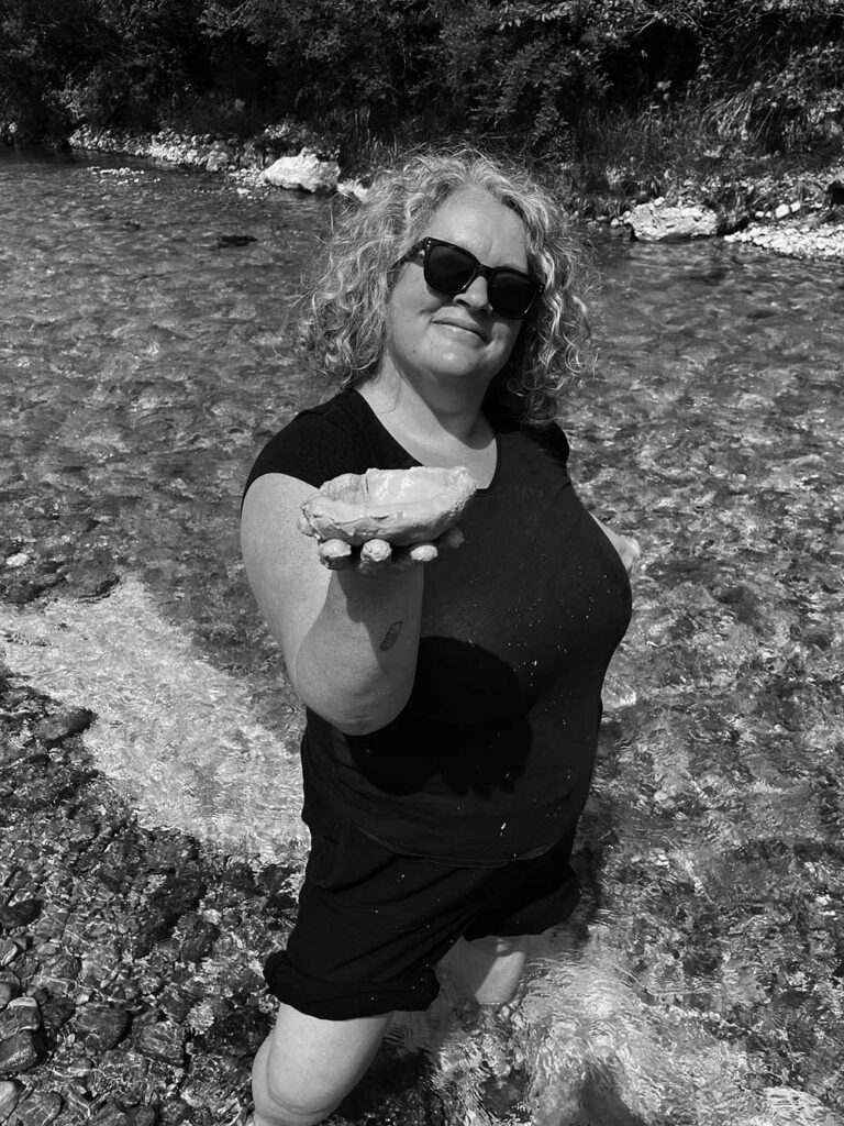 Anne Meinhardt de Alvarez präsentiert stolz den Naturton aus dem Gebirgsbach – Atelier Tonga.