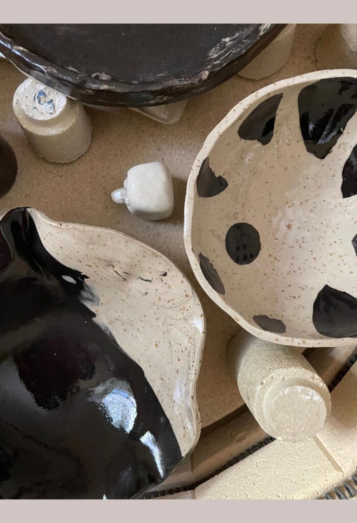 Keramikschalen mit Punkten und schwarzer Glasur im Brennofen – Atelier Tonga.
