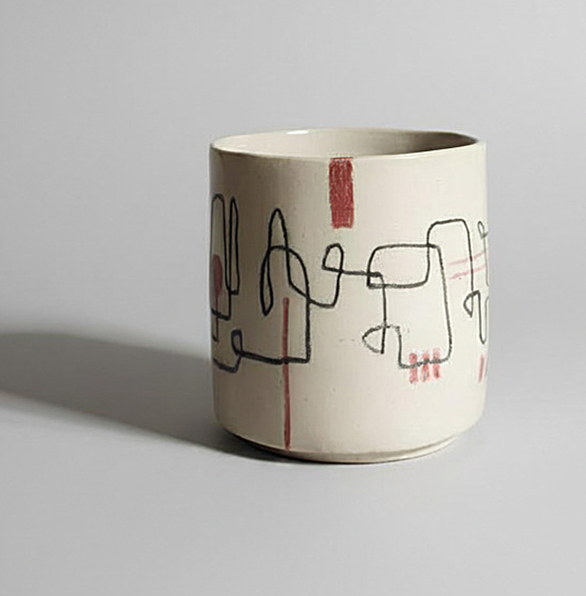 Keramikbecher aus Steingut mit grafischer Illustration, handgefertigt im Atelier Tonga – kreative Keramik und Töpferkunst aus München.