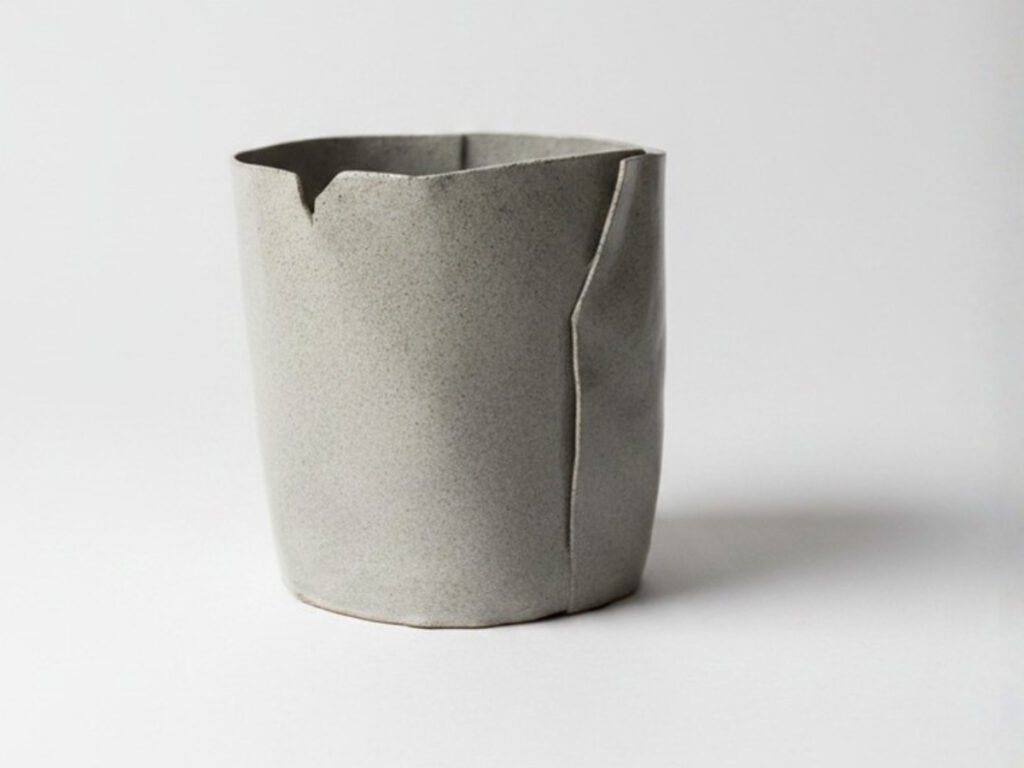 Keramikbecher aus Steingut mit architektonischer Formgebung, handgefertigt im Atelier Tonga – individuelle Keramik und Töpferkunst aus München.